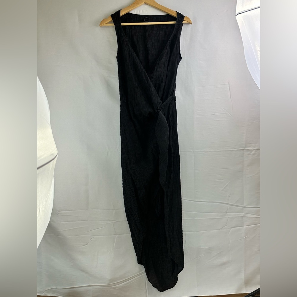 🖤 Elegant Black Crinkle Wrap Dress with Silver Buckle 🖤